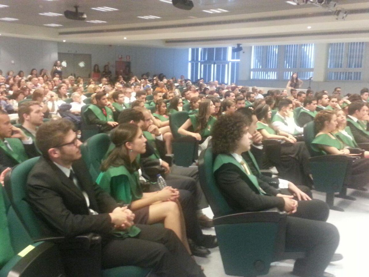 FaculEDUAM's tweet photo. L@s alum@s de #GradoPrimaria 2015 de la @FaculEDUAM, en el acto de graduación. !Enhorabuena! Good luck. :) http://t.co/hdMgUQGZgi