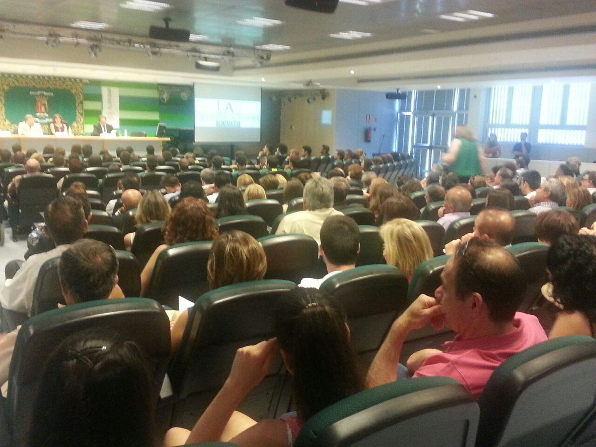 FaculEDUAM's tweet photo. L@s alum@s de #GradoPrimaria 2015 de la @FaculEDUAM, en el acto de graduación. !Enhorabuena! Good luck. :) http://t.co/hdMgUQGZgi