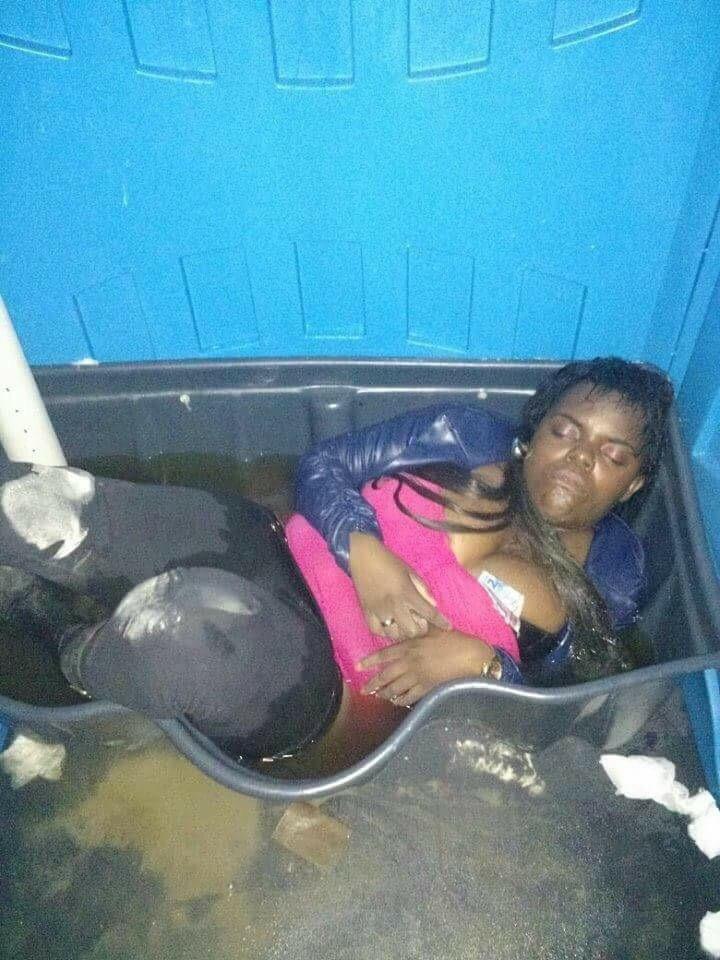 EnnyPires's tweet photo. "Mulher amanhece dormindo no banheiro químico depois do forrozão do meio do mundo" Gente, eu to é MOOORTA http://t.co/8pmjBPkRz3