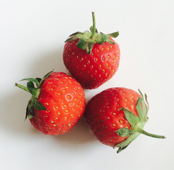 LorraineDJones's tweet photo. What's are you a fan of? #Wimbledon Day 2 “@big_leap:  snackable content, IBM &amp; Strawberries! http://t.co/qp1EBeUDWV http://t.co/rVTbAICzUF”