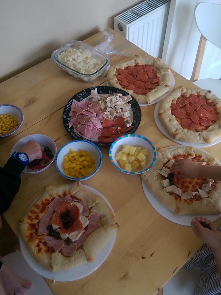 chefssack's tweet photo. Time for pizza making with the little treasures🍕😋 http://t.co/obFY8LLcTi