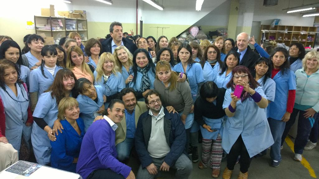 MarcoLavagna's tweet photo. Recorrimos junto a @SergioMassa , @gustavosaenzOK y @RLavagna un ejemplo de empresa familiar del rubro textil http://t.co/RrkJwhgRLZ