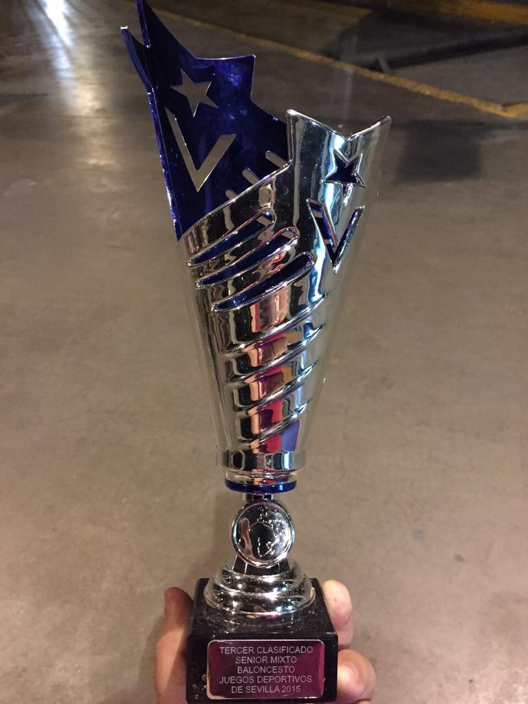 Fuimos a recoger el trofeo a tercer clasificado de Sevilla. Sòlo dos personas, porque el resto tenían que pagar...