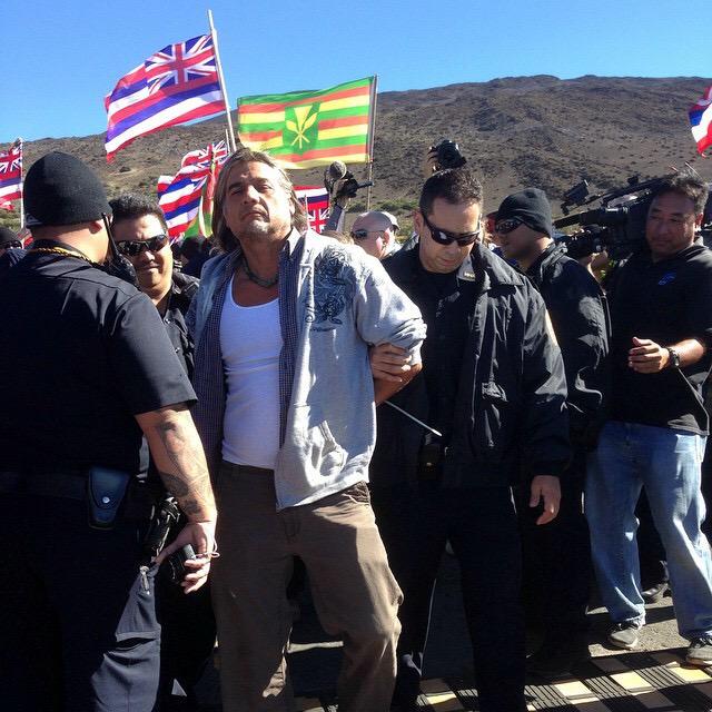 jasonizumiKona's tweet image. Strategy so far effective in slowing down #TMT construction crews. #protectmaunakea #TMTscience #TMTShutdown