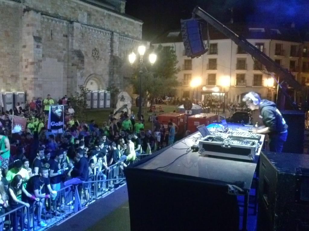 cljzamora's tweet photo. Ya empezò @SanPedroMusFest con la Plaza Mayor de #Zamora abarrotada!! http://t.co/EMpRkaLk1D