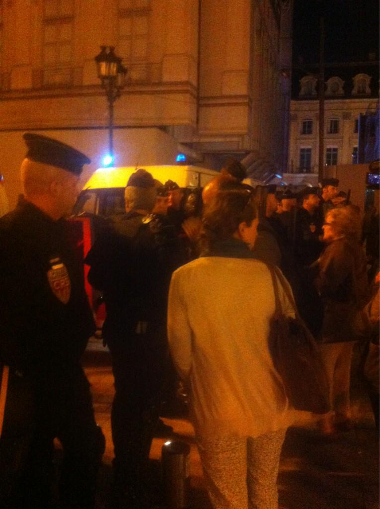 JJardon1's tweet photo. 23:25
Barrage de police anti-émeute devant les #Sentinelles #2ansDebout http://t.co/9GP8eagUTc