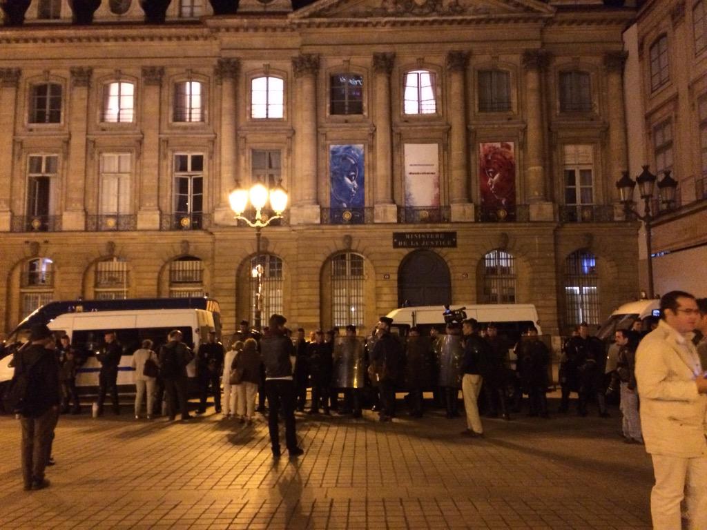 tof92130's tweet photo. Police politique contre bienveillance.
#Sentinelles #2ansDebout #ONLR http://t.co/N5fx4n4ot2