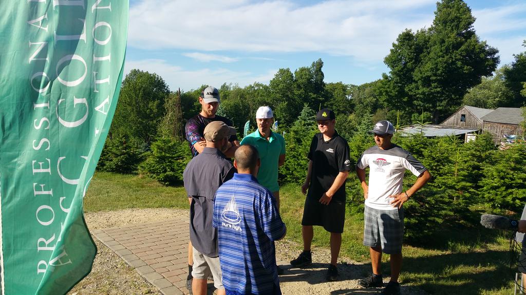 pdgalive's tweet photo. Tournament Director Steve Dodge explains to the skins rules to the players. $2500 total on the line. #2015MHO http://t.co/OXZ9eyiNOE
