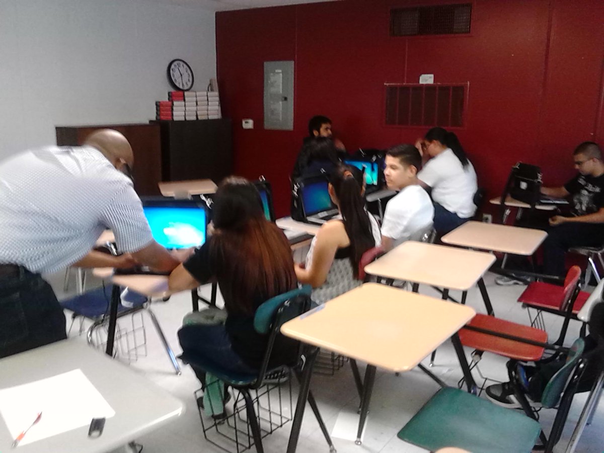 SHMSTC's tweet image. 8th graders learning  computer skills during the Summer Bridge Program.#onlyatsam, #GreatAllOver