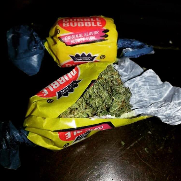 BudPictures's tweet photo. When you pull out gum in class, everyone wants a piece http://t.co/rNnYRuzxvu