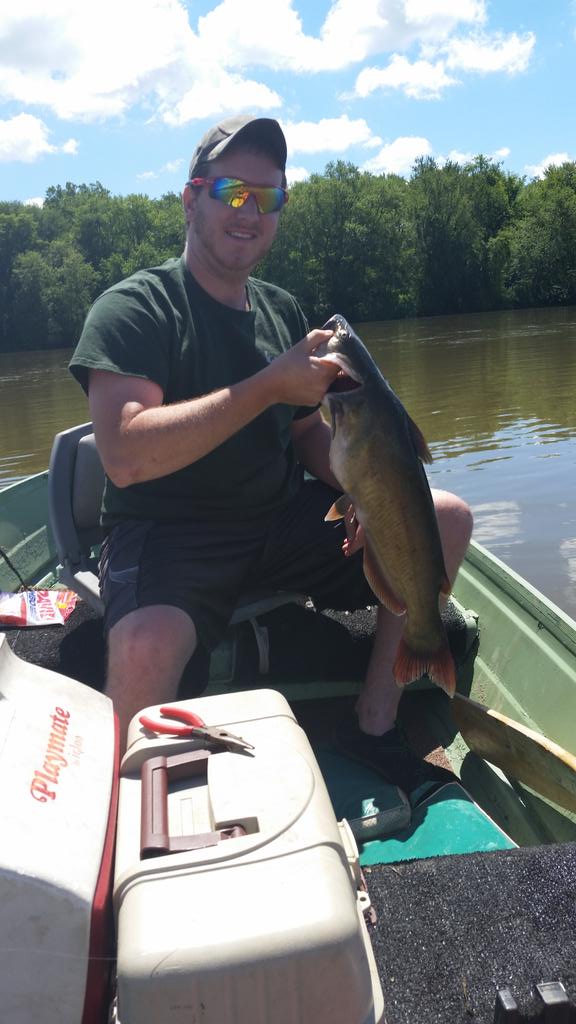 Kurnal_Sanders9's tweet photo. Man I love catching catfish this big! #fatcatty http://t.co/HcPb0vNj44