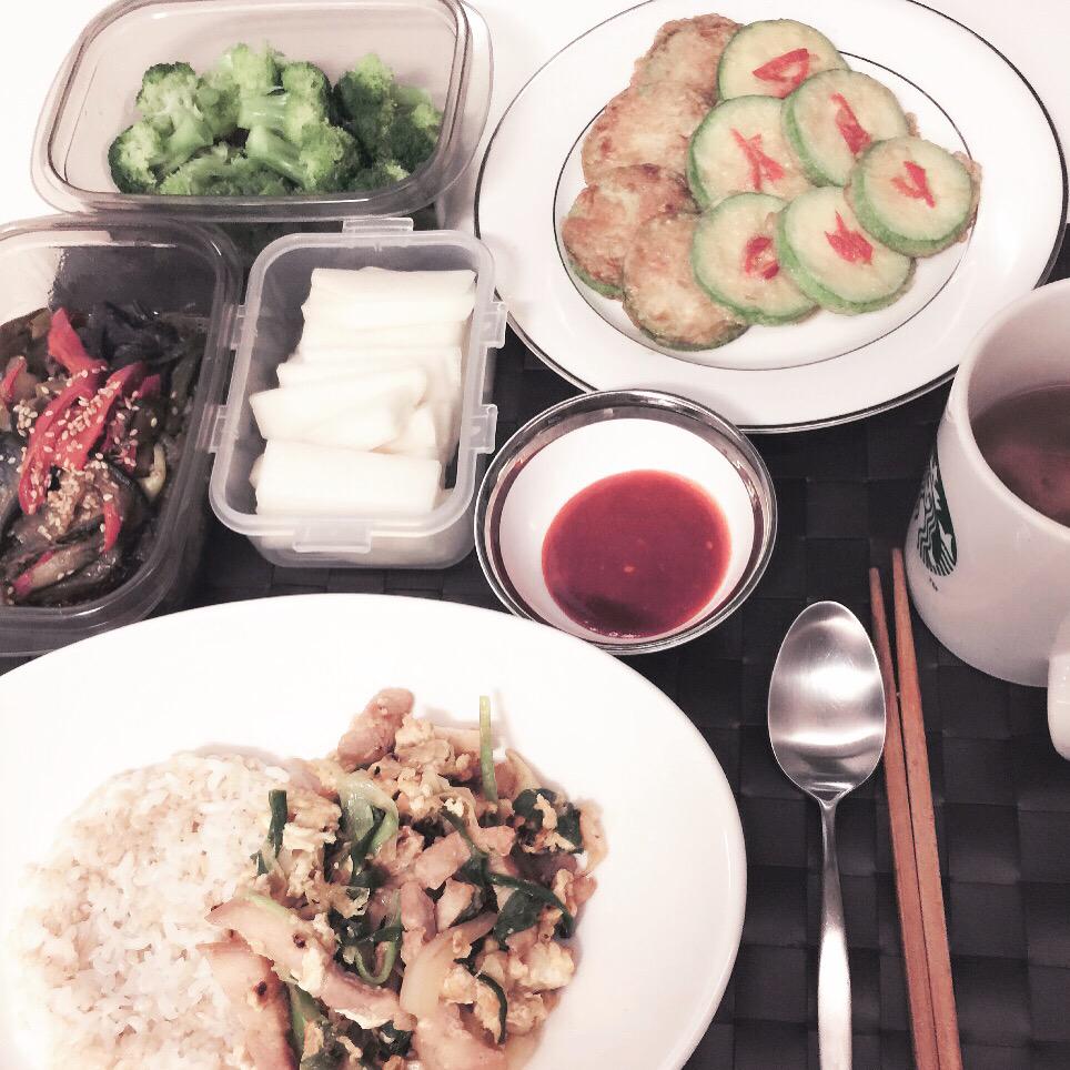 TaeSoo1984's tweet photo. 비버를 하늘 나라에 보내고 간만에 혼자 만들어 먹은 저녁 ㅡ 왠지 동트기전 하늘이 보고싶고 시원한 공기를 마시고싶다 http://t.co/uucHFrf1nD