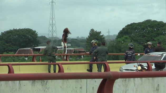 SoyNuevaPrensa's tweet photo. Mujer intentó lanzarse del puente #Caroní http://t.co/vE1YkCVKyK http://t.co/BSlMZr2KJH