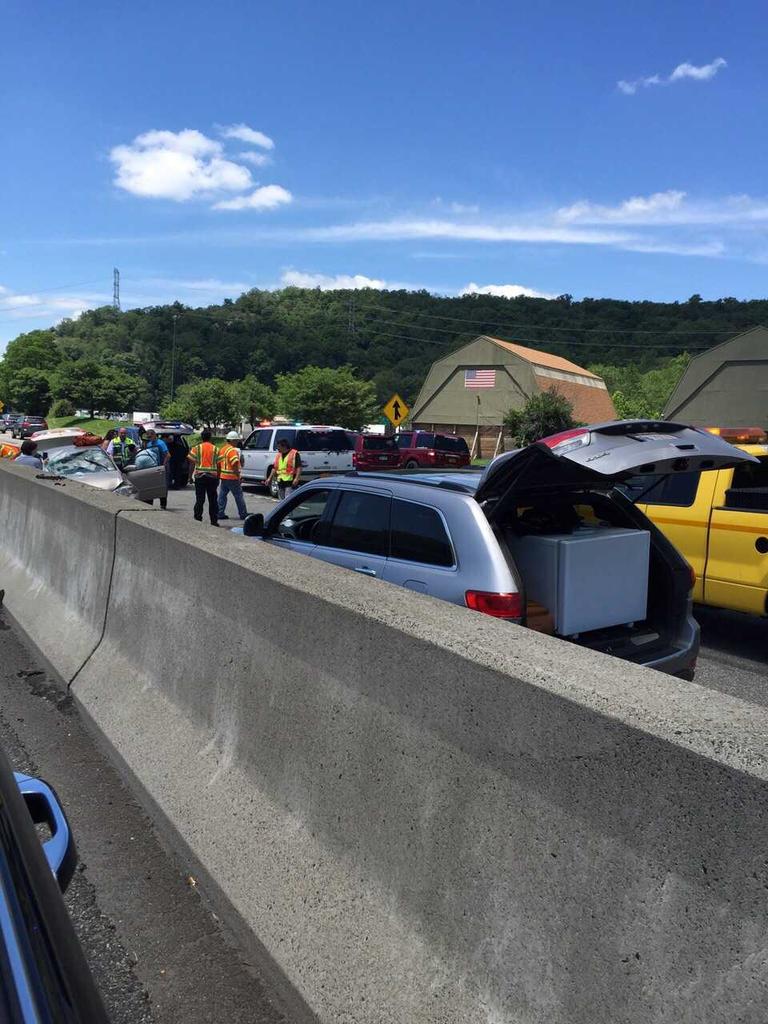 WHatzolah's tweet photo. NYS Thruway MVA. PHOTO @WHatzolah http://t.co/o8JiMdNqM5