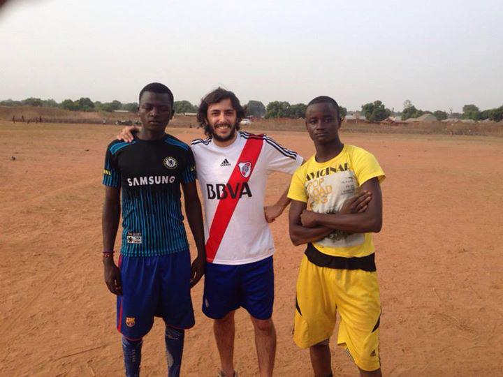 InfoVelozCom's tweet photo. Un grupo armado secuestró en Nigeria a un ingeniero agrónomo argentino http://t.co/urGFwBFcv4 http://t.co/dKQTCxLTIr