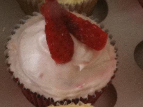 LPCupcakeBakery's tweet photo. Wimbledon beckons which means it's time for strawberries and cream. Welcome to our monthly special! http://t.co/spRvSWiuLg