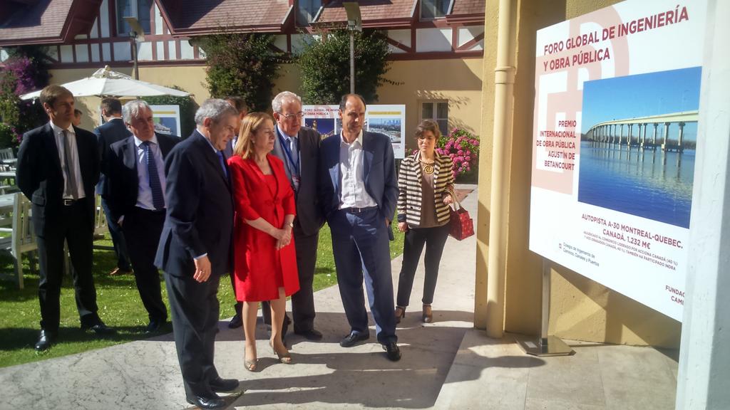 UIMP's tweet photo. #ministra Ana Pastor @nachodiego @CaballeroFgc J.Santamera comentando expo #ObraPublica #CursosUIMP @Colegiocaminos http://t.co/wInYJfEx7Z