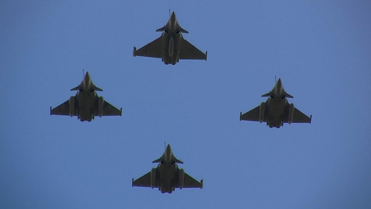 Les aéronefs s'échauffent en vue du défilé aérien <a href="/Armee_de_lair/">Armée de l'Air et de l'Espace</a> aerocontact.com/webtv/video-le…