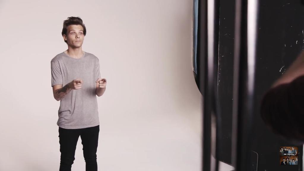 German1DTeam's tweet photo. Louis bei dem Between Us Shooting ~S http://t.co/La2FVrXTBs