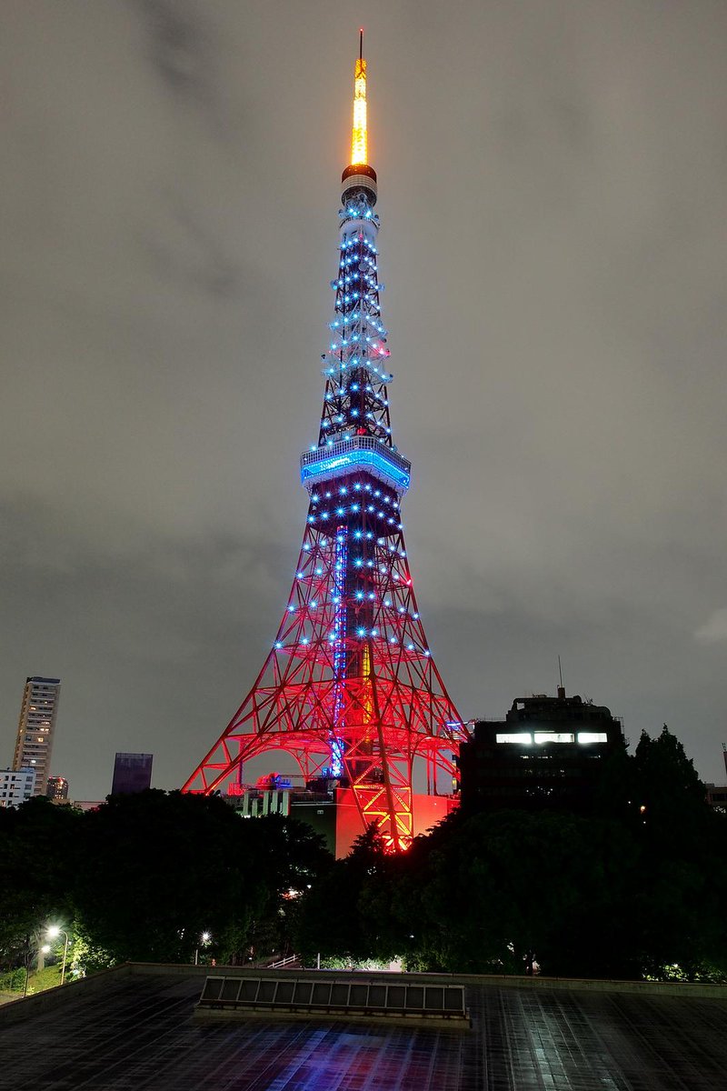 Esta es la preciosa iluminación que tiene estos días la #Tokyo Tower.

Foto de Lee Jerry en Flickr.