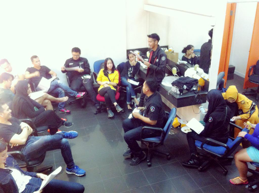 Briefing time <a href="/DennyCagur/">Denny Cagur</a> <a href="/sinyovero/">Sinyorita Esperanza</a> <a href="/bangbily/">Billy Syahputra</a> @ChandKelvin <a href="/RaffiAhmadLagi/">.</a> @WCIndonesia <a href="/SuperFadli/">Akhmad Fadli</a> #SII_Beramalyuk