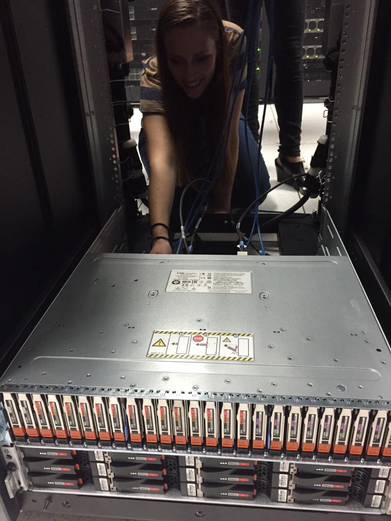 MarkusG007's tweet photo. @MarkusG007 cable's done, let's get this puppy fired up #VNX #VNXe http://t.co/wf9pREP27I