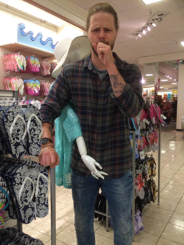 WhereIsJayMcG's tweet image. #WhereIsJay #MallFun #YouReallyCannotTakeHimAnywhere #MoreThanSheBargainedFor #TheMannequinsAreGoingToTurnOnHim