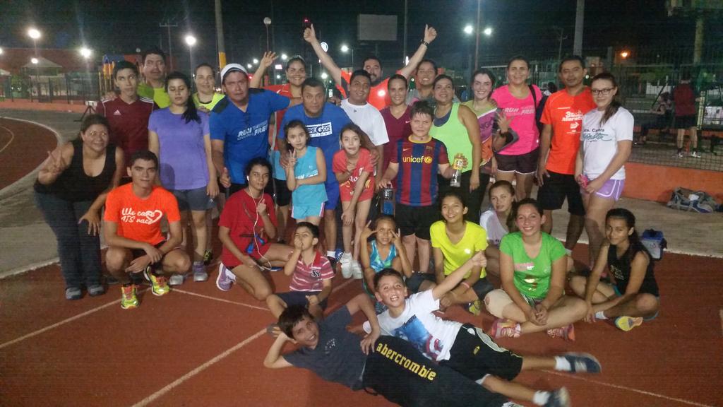 nayreyna's tweet photo. @Rrun_Free entrenamiento  vespertino  con muchos peques http://t.co/dsFKAjrcsH