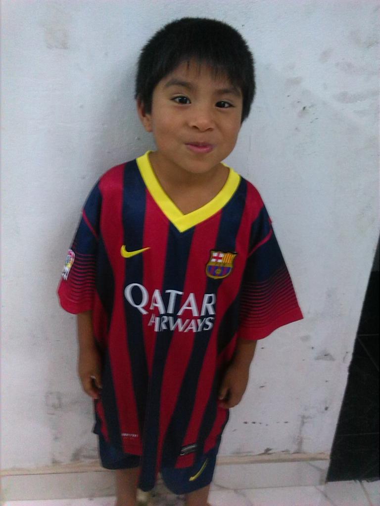 FabianLarry's tweet photo. Mis sobrinos con sus trajes del Barcelona que les envió su tío de España http://t.co/L744eNeUh6