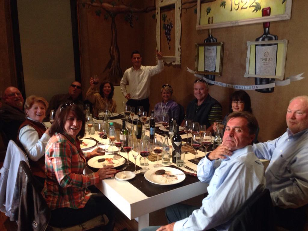 Hontravel's tweet photo. Grupo de ingleses almorzando en #Abrasado @BodegaToneles http://t.co/l2X9APpqfm