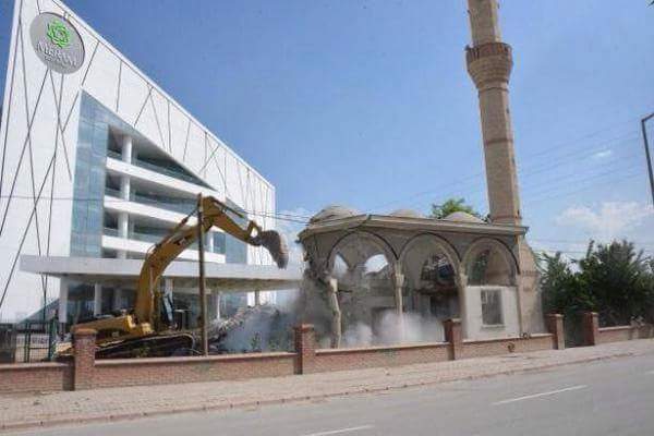 ATelgeren's tweet photo. Chp zamanında camileri ahır yaptı,
Diyen şerefsizler
Konya'da
Belediye Binasının önünü kapatıyor diye cami yıkıyor.! http://t.co/qgtf9dg8IB