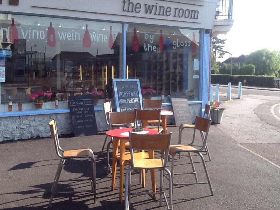 Thirsty weather ahead. Alfresco vino at the Wine Room in Tankerton🍷