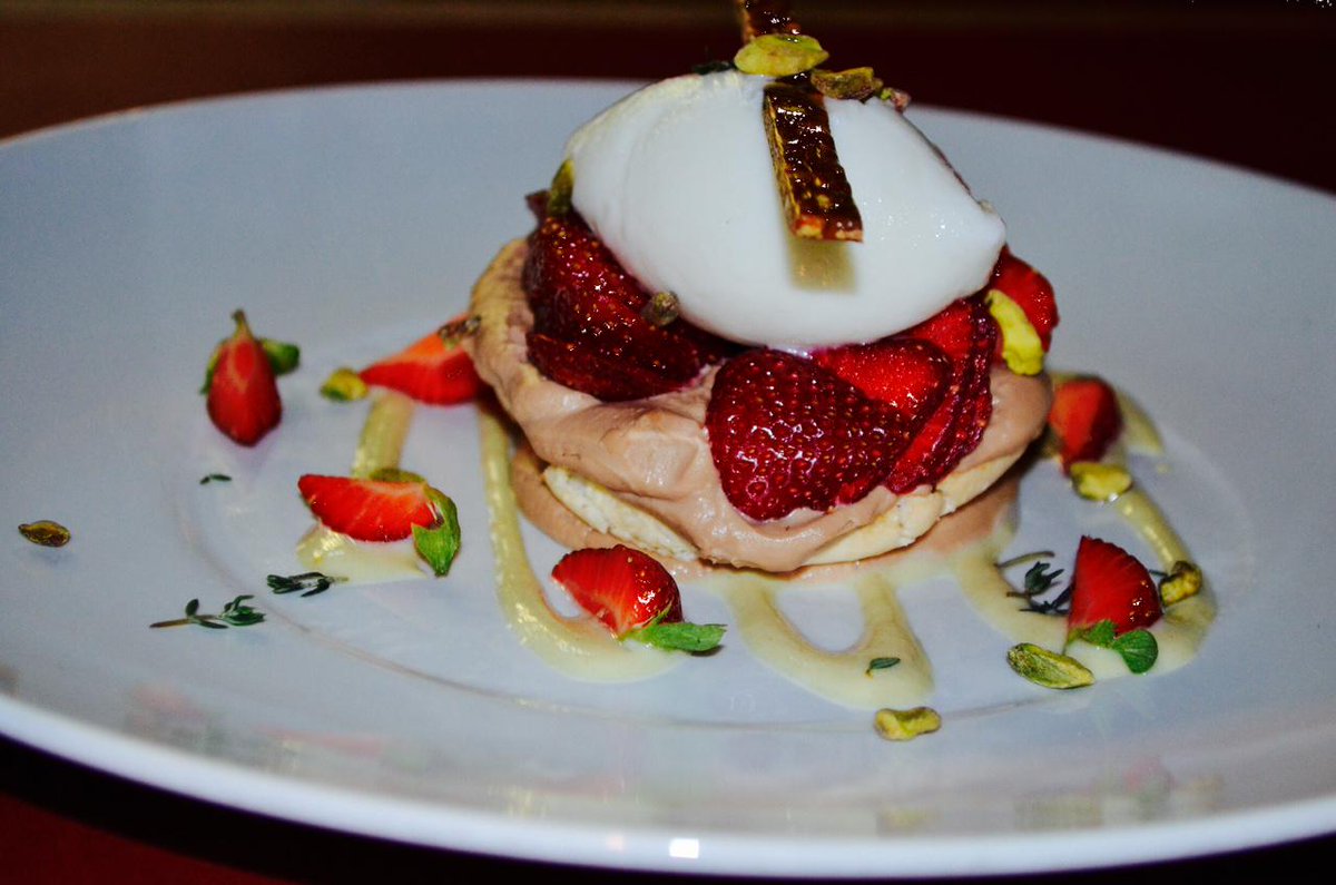 RestaurantToast's tweet photo. Baies du Québec d'aujourd'hui, macaron, ganache chocolat-fromage de chèvre, sorbet au thym-yogourt-citron, pistache http://t.co/20ABejBIZI