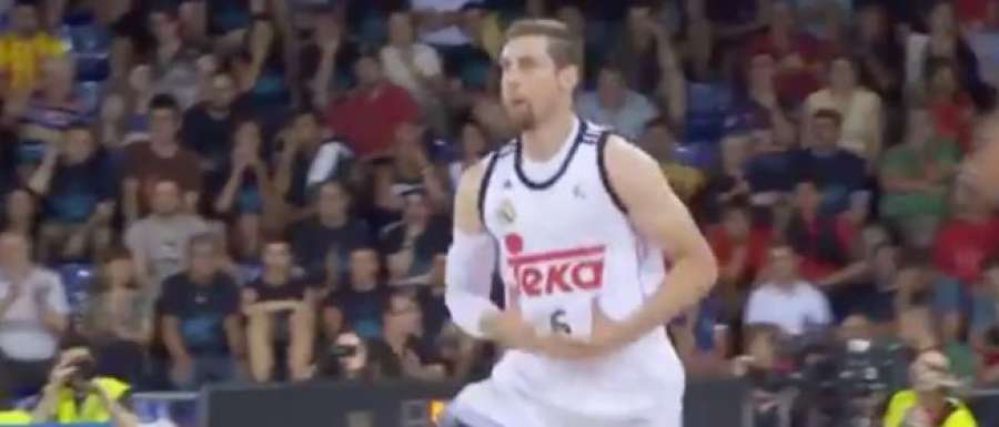 diarioas's tweet photo. Así fue la celebración de Nocioni que indignó al Palau ▶ http://t.co/Ivhx3HO6Pt http://t.co/SaLyl0VUBF