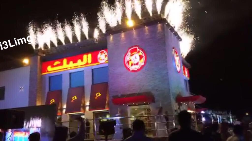 ElDHME's tweet photo. احتفالات القصيم بالبيك اشوفها عادية بالنسبة لاحتفال المجمعة بماكدونالدز جايبين فرقة و عرضة عشان ماك 😂 http://t.co/WOxSWxUr7r
