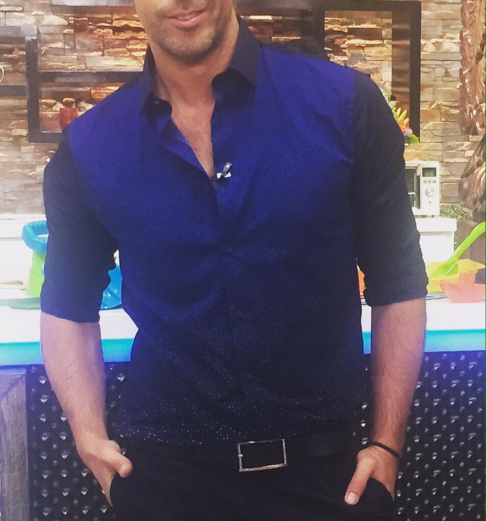 Carlos_ArenasTv's tweet photo. Gracias @ExpressLife por mis vestuario de esta semana, las camisas increíbles #ExpressMx 👍👍👍👍 http://t.co/tv8GsMJ99l