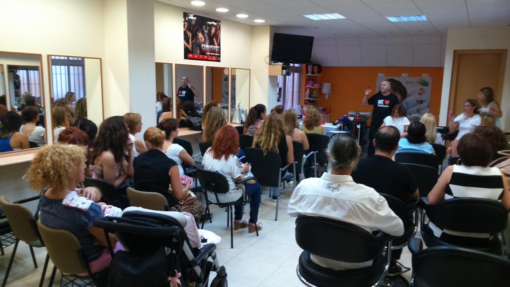 KatyNavarro_'s tweet photo. Máximo interés y aceptación en la jornada de mechas que @borissoler esta impartiendo en @Asocpeluqueros http://t.co/GR9v04c0OV