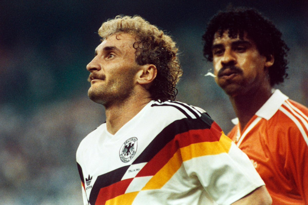 SkySportNews's tweet photo. Heute vor 25 Jahren: Rudi Völler und Frank Rijkaard kommen sich in die Haare. #ssnhd http://t.co/jYcjUnyq89