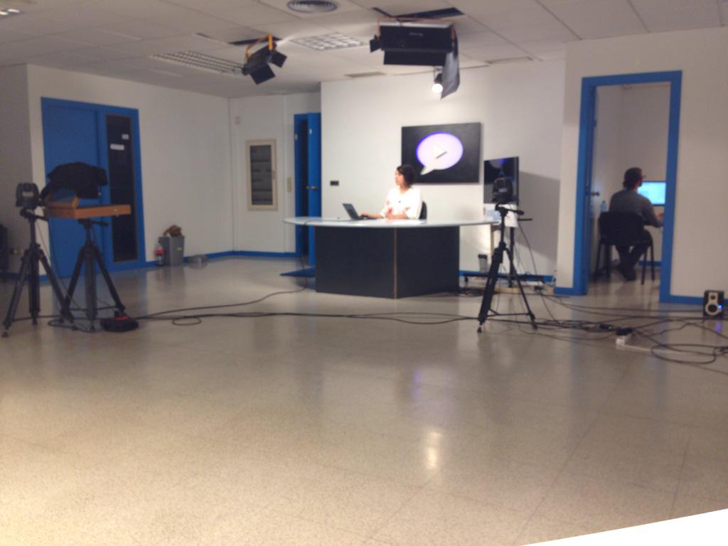 Outes's tweet image. A piques de comezar o #Afiando con @sara_te de fondo en @irmandadetv