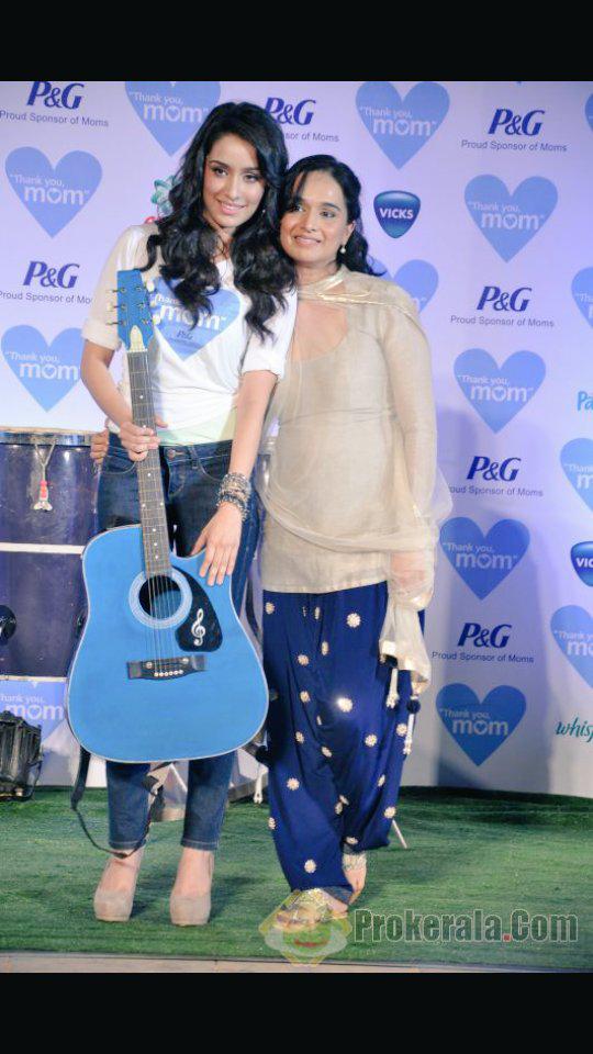 ShradhaFans's tweet photo. S hraddha and her mum http://t.co/BUBWRinFJ3
