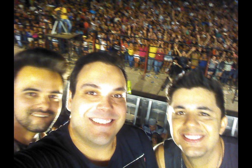 leanthi's tweet photo. A música une a todos , sem preconceitos e nem descriminação . Cristiano Araújo sua música foi um divisor de águas ... http://t.co/s7NmKWxcva