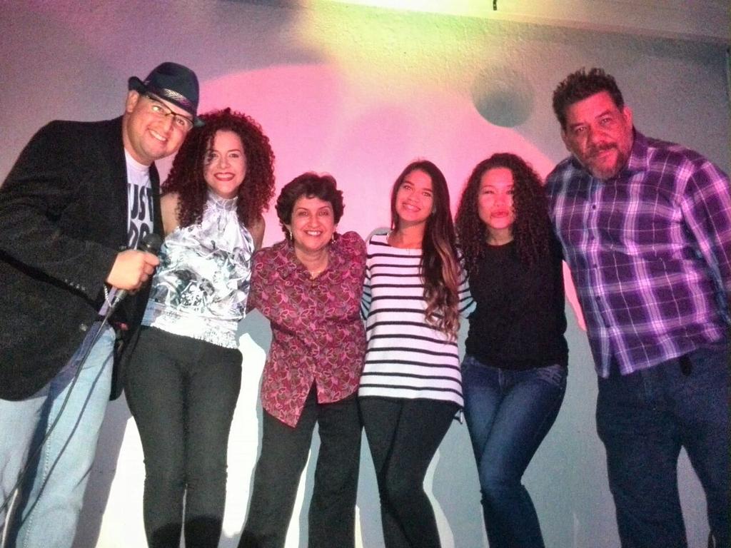 MariadlaMarquez's tweet photo. Una foto con el grupete de anoche @club_comedia estuvo genial.  #MiercolesDeStandUp en Maracay. http://t.co/QtF1tfulXj