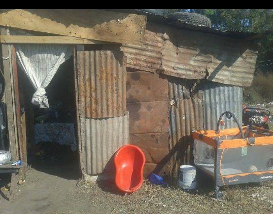 VIVIANANAVAS22's tweet photo. @hernanlirio NECESITAMOS AYUDA Flia de LaMatanza.NO tiene cocina (cocina a leña).Heladera. NI mesa ni sillas http://t.co/uUnppBfdKs