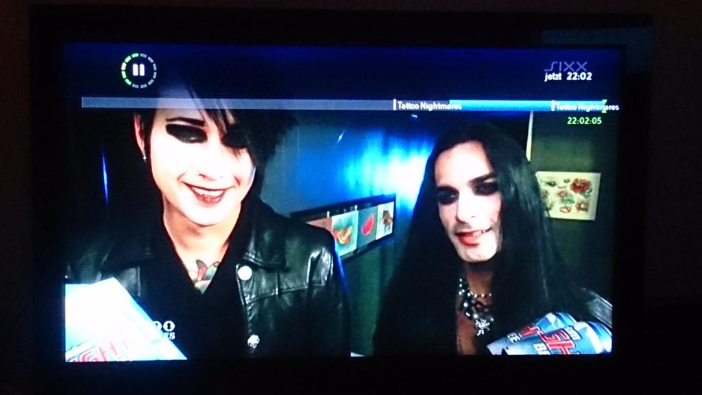 KimKAZ2Y5's tweet photo. @blackveilbrides  Watching #TattooNightmares.... @ccbvb IS THAT YOU ?! AND @JinxxBVB?! 😂😂😝😝 http://t.co/okym3SUtO8