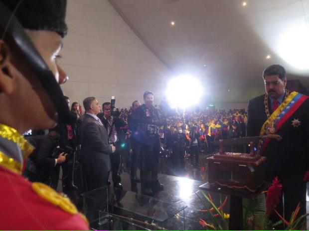 Niña a Maduro: "Yo quiero mucho a mi escuela y ahorita no tiene techo y los baños están sucios". #ENP