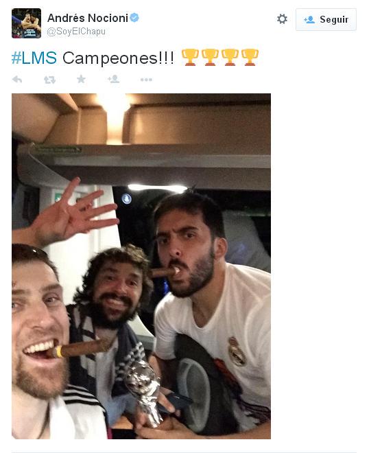 elchiringuitotv's tweet photo. "Campeones!!". El Real Madrid de baloncesto, CELEBRANDO su póquer. #ElChiringuitoDeNeox http://t.co/NQJRYzfm8A