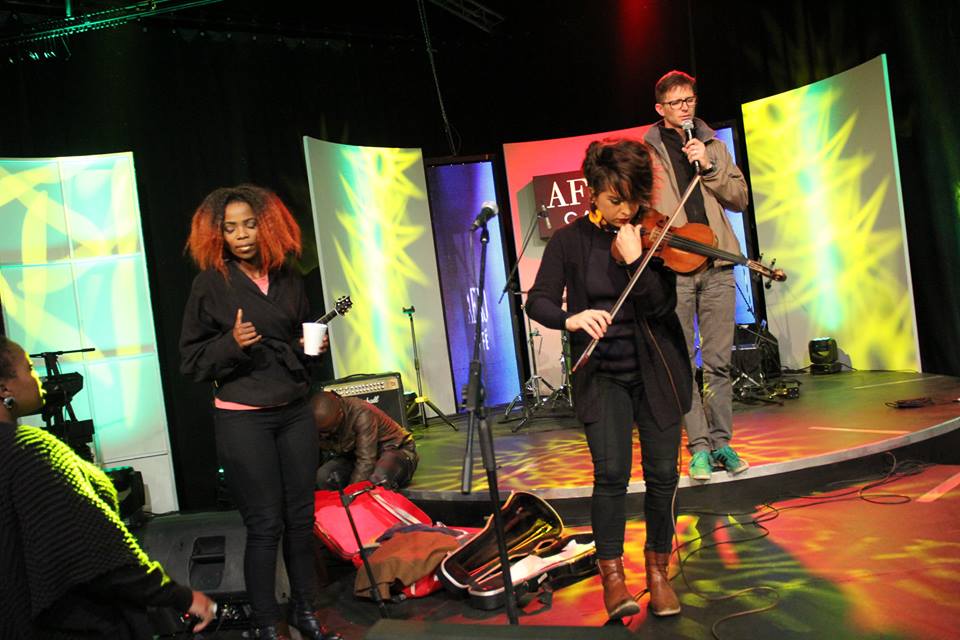 afrocafe_sa's tweet photo. Let's sing along #FireIsLow @FRESHLYGROUNDsa @RelebogileM @SABC_2 @LetitiaMasina @zolanimahola #radioafrica #itunes http://t.co/H4Y7AK6wJH