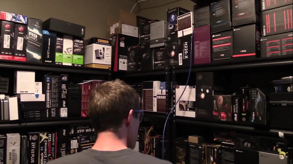 CazuaLLUK's tweet photo. Problems that @LinusTech has when building pc rigs....what parts to use? #LinusProblems http://t.co/GfzOvGGrNI