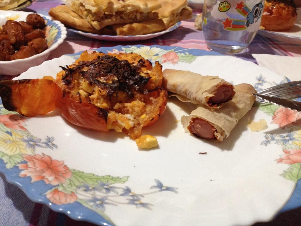 EvaMad11's tweet photo. Cena de cumpleaños: tomates rellenos gratinados y envueltos de salchicha y queso :P http://t.co/Eq66aS9CnQ