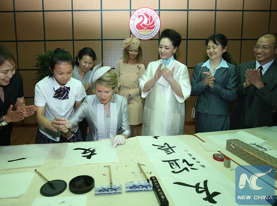 XHNews's tweet photo. China's first lady Peng Liyuan, Queen Mathilde of Belgium visit school for the deaf and Chinese army's art academy http://t.co/a3rLXynYeL